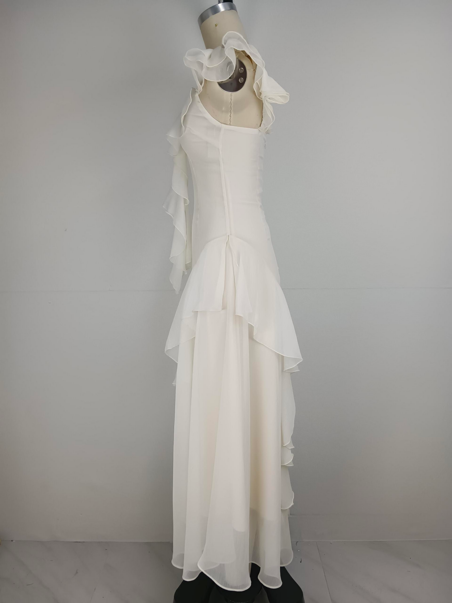 New V-neck shoulder cutting slim fit, slimming and waist cinching irregular women's dress